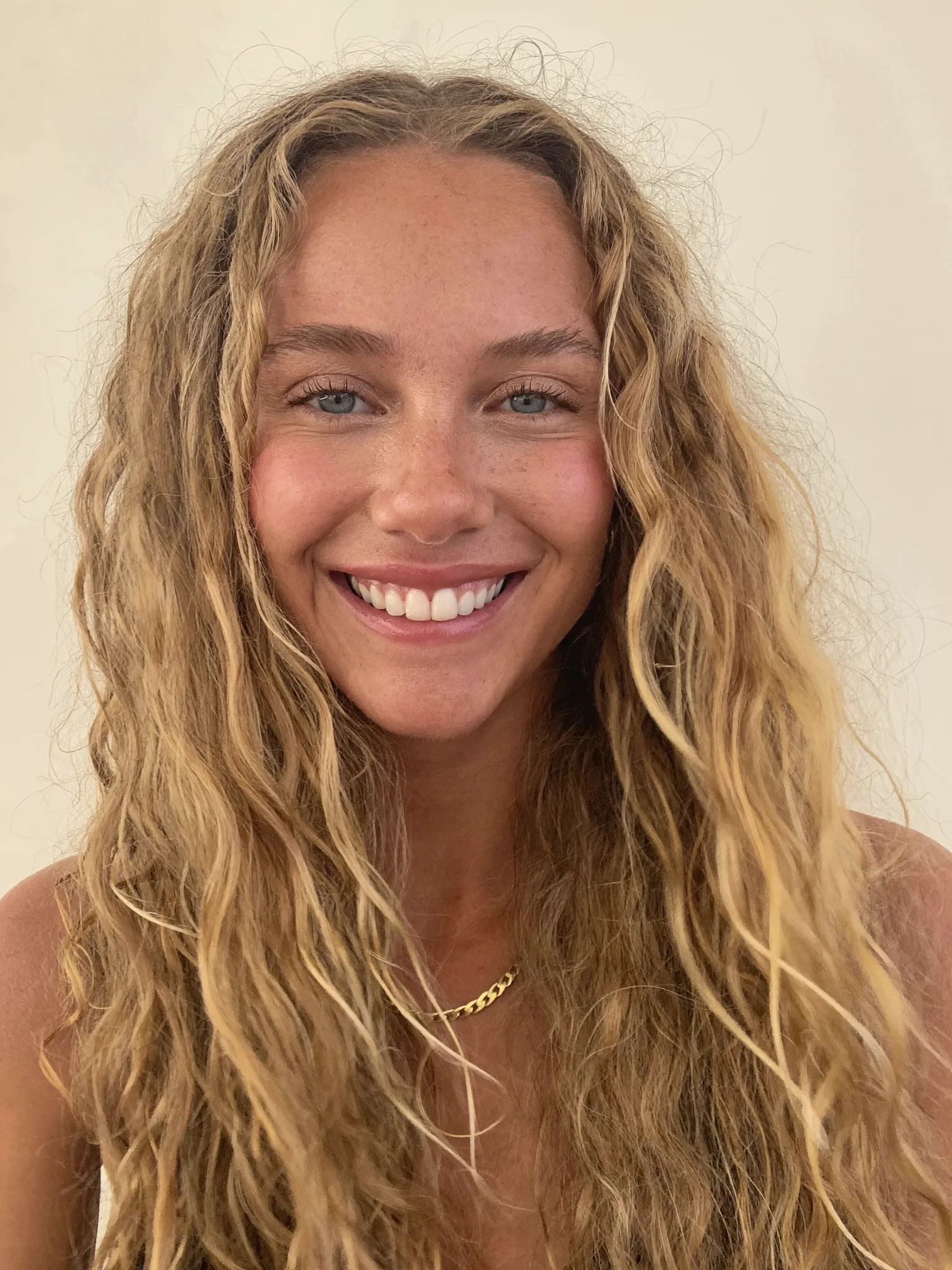 Sun-kissed bronde balayage with soft face-framing money piece